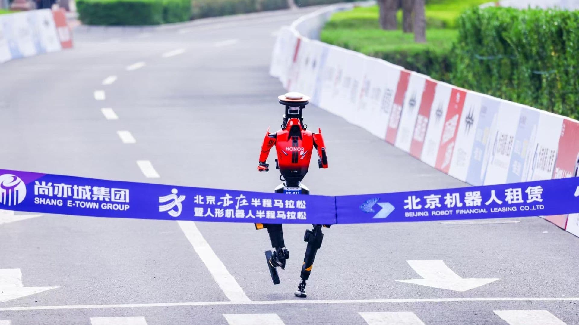 Honor's D1 Robot Smashes Half-Marathon World Record by Nearly 7 Minutes