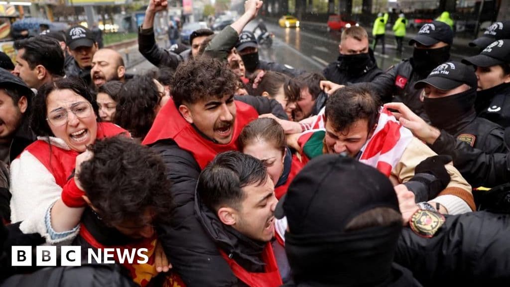 Over 500 Arrested as Turkish Police Clash with May Day Protesters in Istanbul