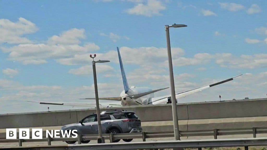 United Airlines Plane Clips Truck and Streetlight During Newark Landing, One Injured