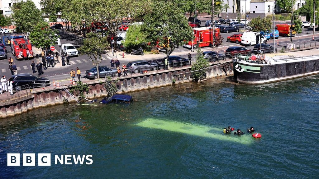 Trainee Bus Driver Crashes into River Seine in Dramatic Incident Near Paris