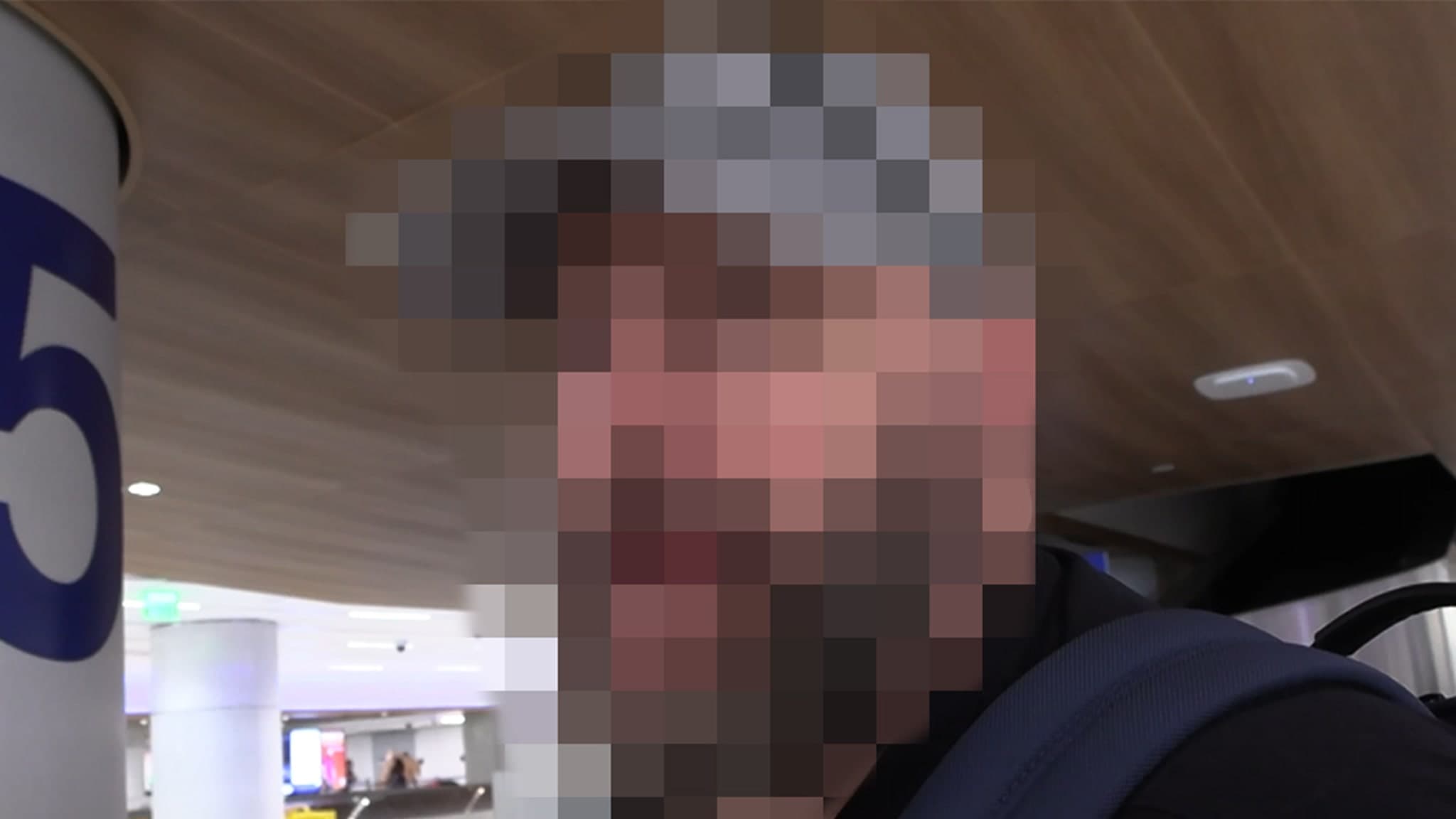 ¿Reconoces a esta estrella de sitcom en el aeropuerto de LAX?