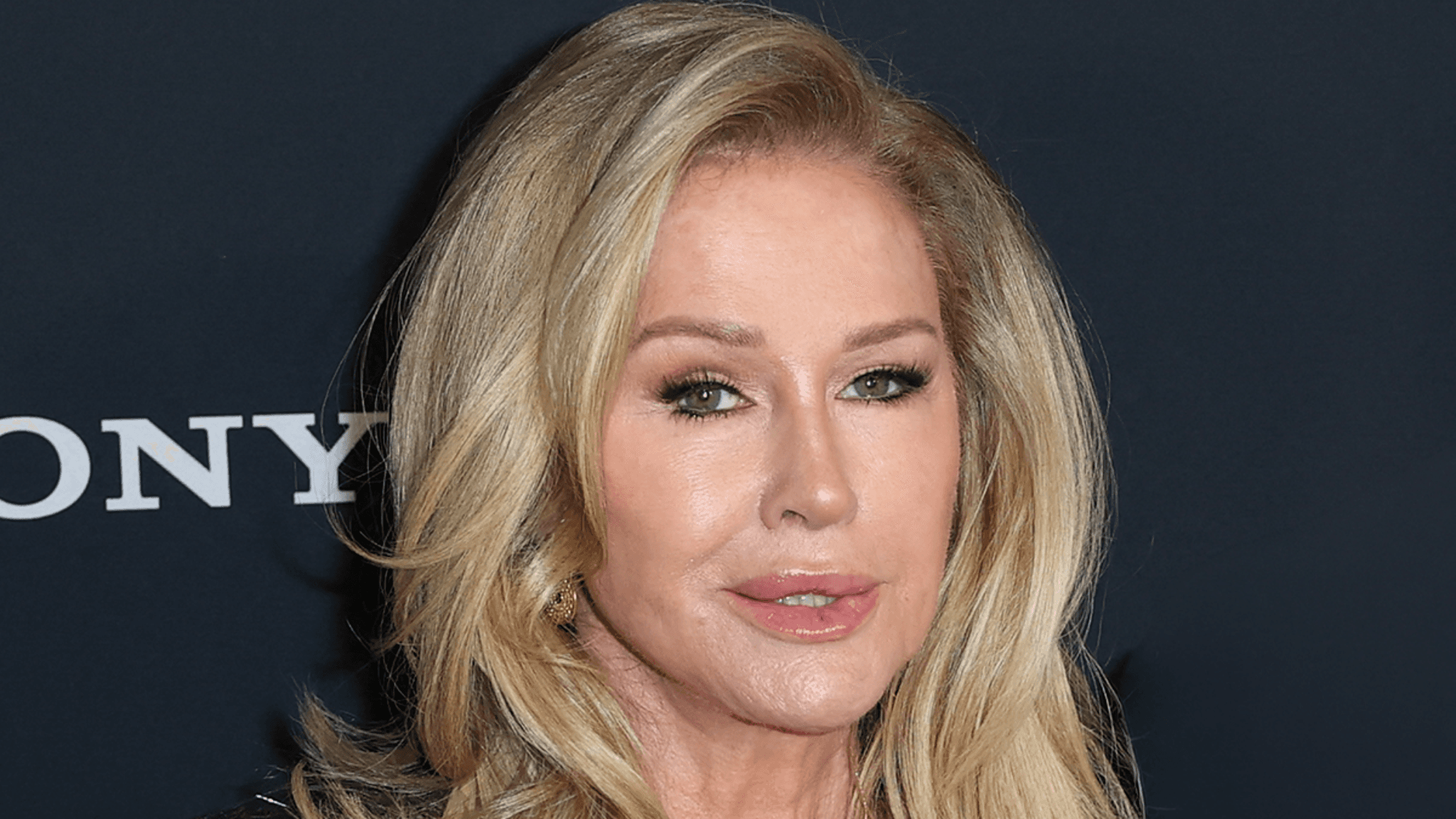 Kathy Hilton se defiende en demanda por lesión de invitada en su mansión de Bel Air